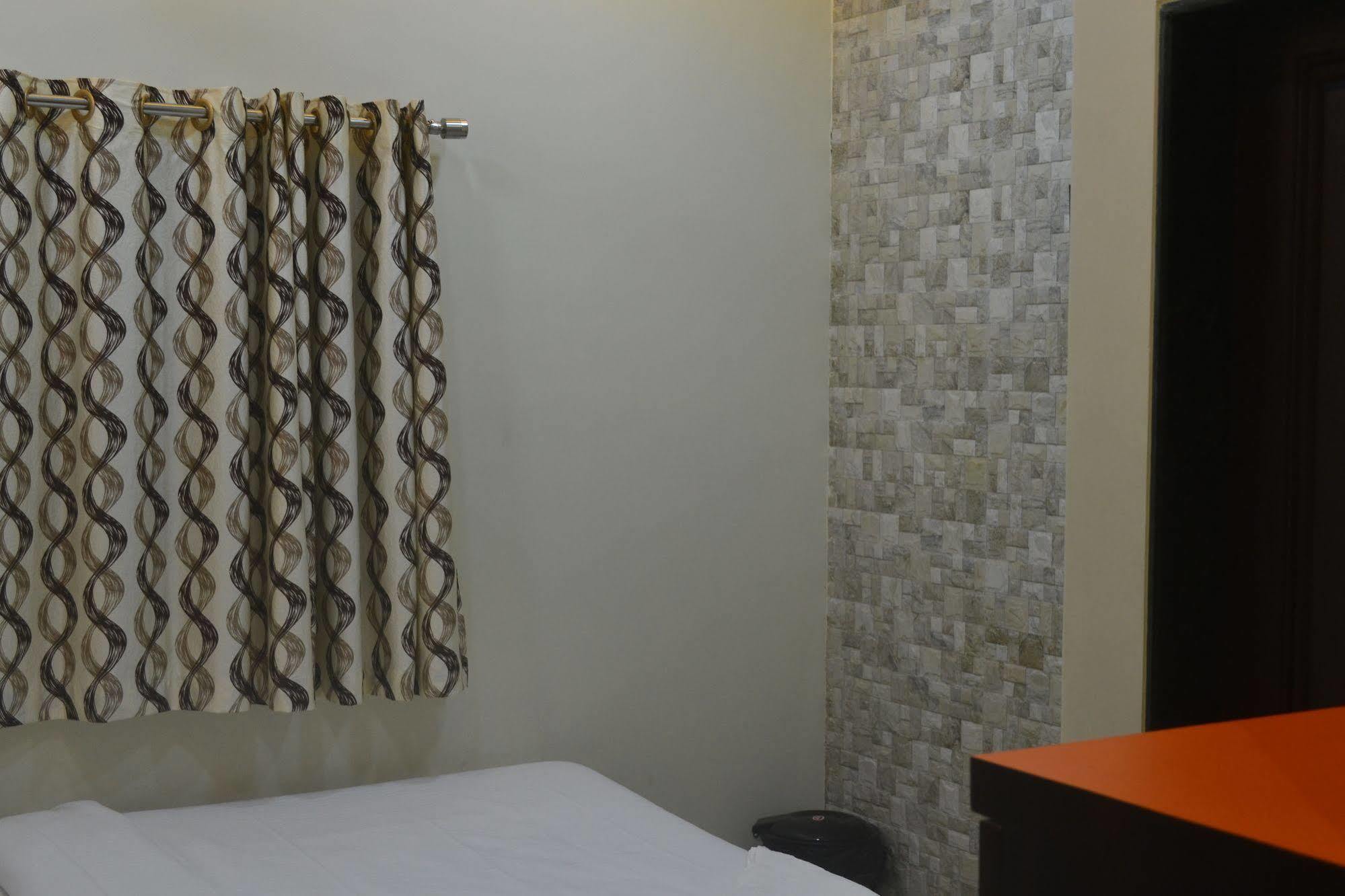 Airport Metro Hotel Мумбаї Екстер'єр фото